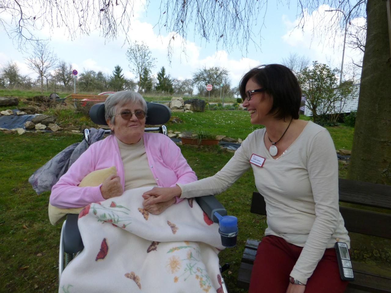 Judith Köhler (rechts) mit einer Bewohnerin